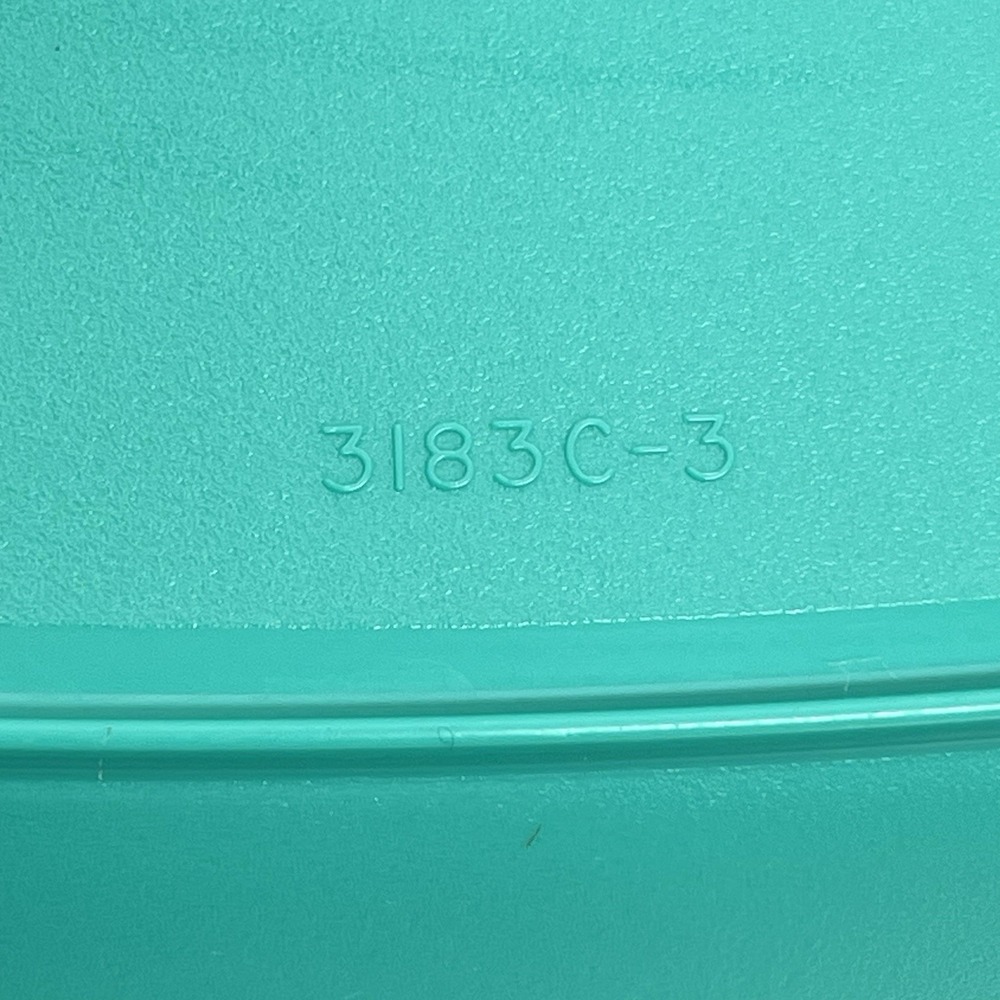 13" Tupperware 7 1/4 Cup Legacy Microwave Serving Dish Tray Oval Teal White Lid - Picture 8 of 12